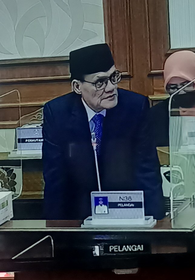 全：彭州前大臣丹斯里安南耶谷用6年时间，以72岁高龄，成功修完法律系学分，并希望本身成子孙及议员们的楷模。