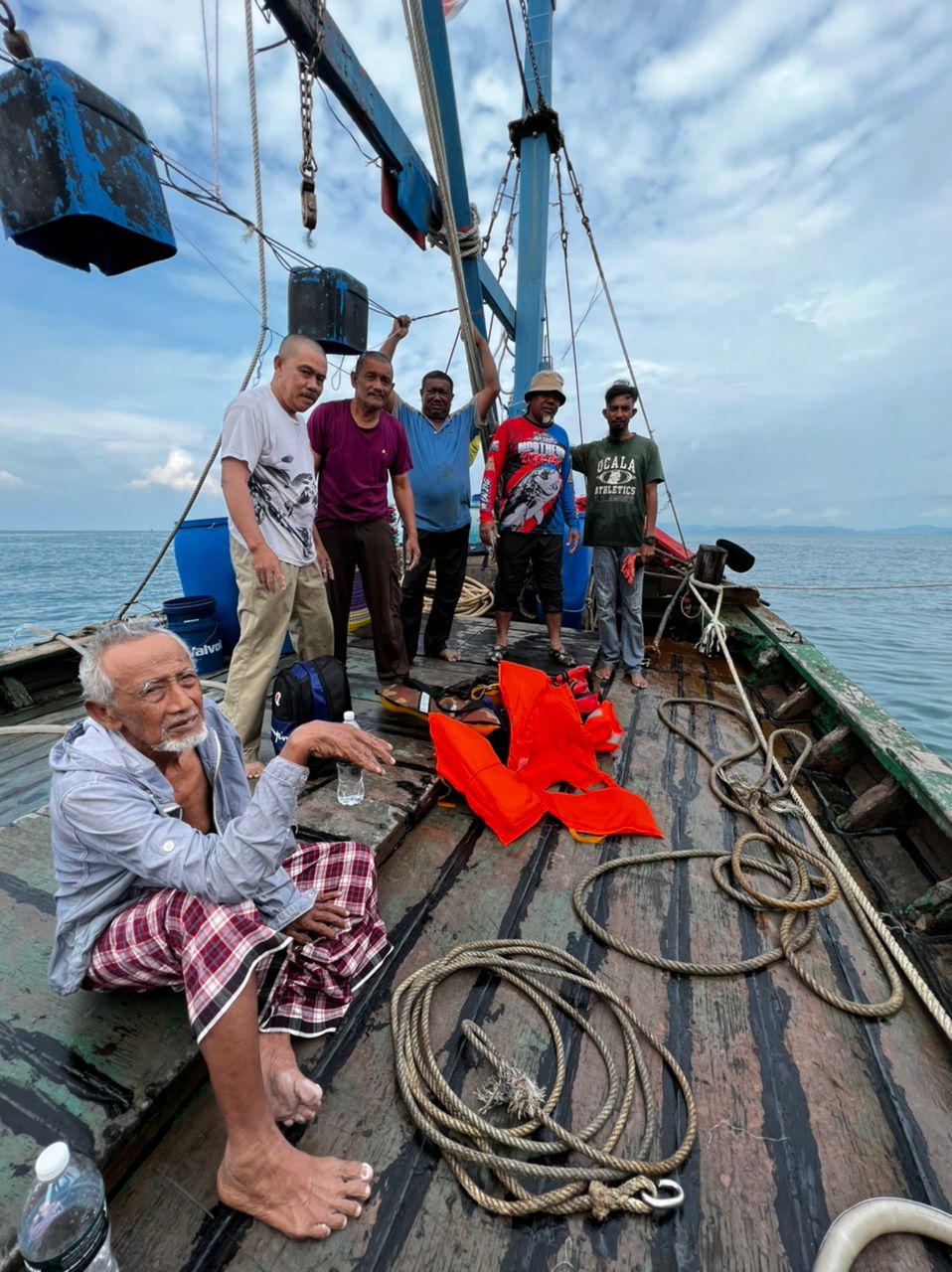 出海遇恶劣天气沉船 6钓客漂流16小时获救