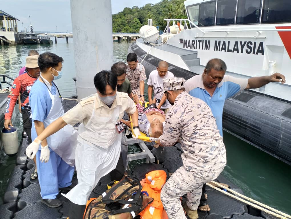出海遇恶劣天气沉船 6钓客漂流16小时获救