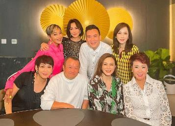 刘嘉玲关之琳破冰后频互动 搂肩同框为丁子高庆生