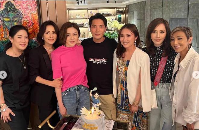 刘嘉玲关之琳破冰后频互动 搂肩同框为丁子高庆生