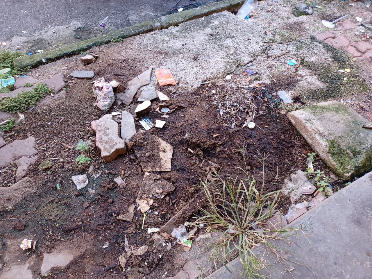 加影流古路巴士总站4路 店寓前走道车位堆垃圾