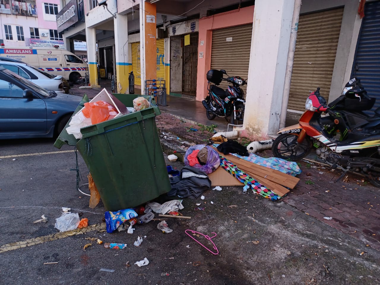 加影流古路巴士总站4路 店寓前走道车位堆垃圾
