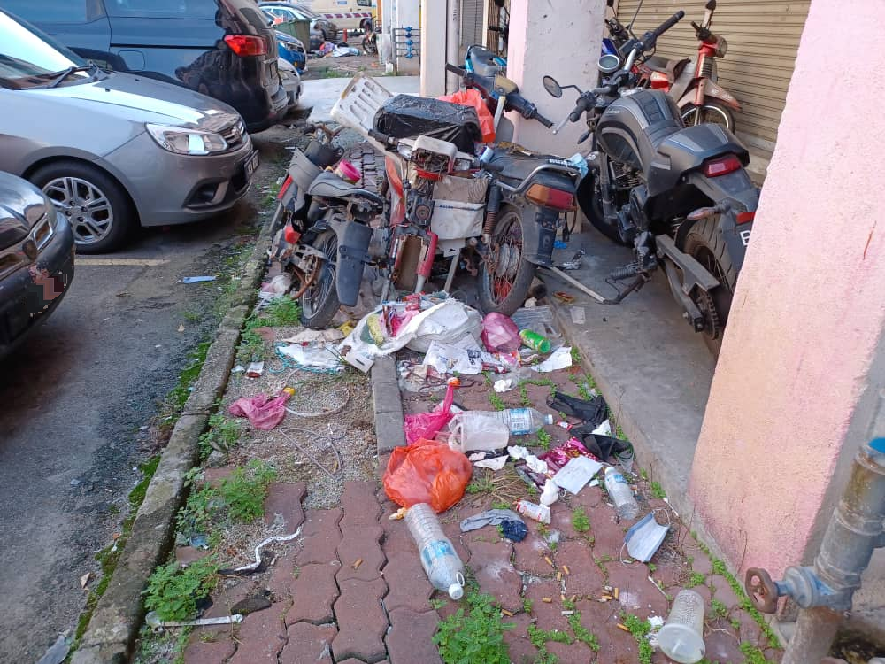 加影流古路巴士总站4路 店寓前走道车位堆垃圾