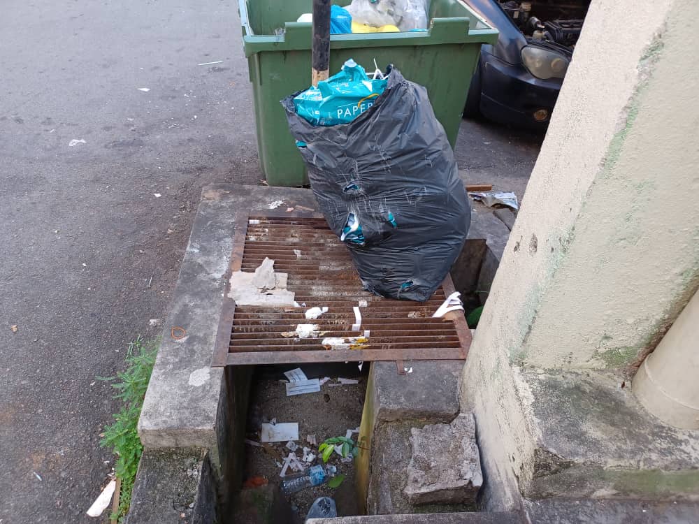 加影流古路巴士总站4路 店寓前走道车位堆垃圾