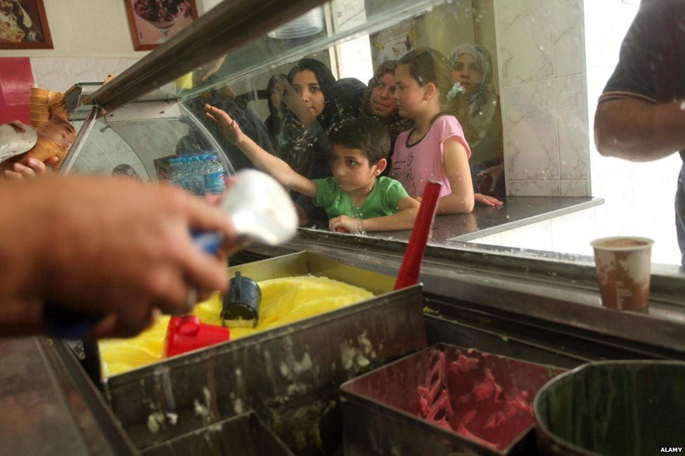 加萨走廊每天停电11小时 消暑圣品不敌热浪融化