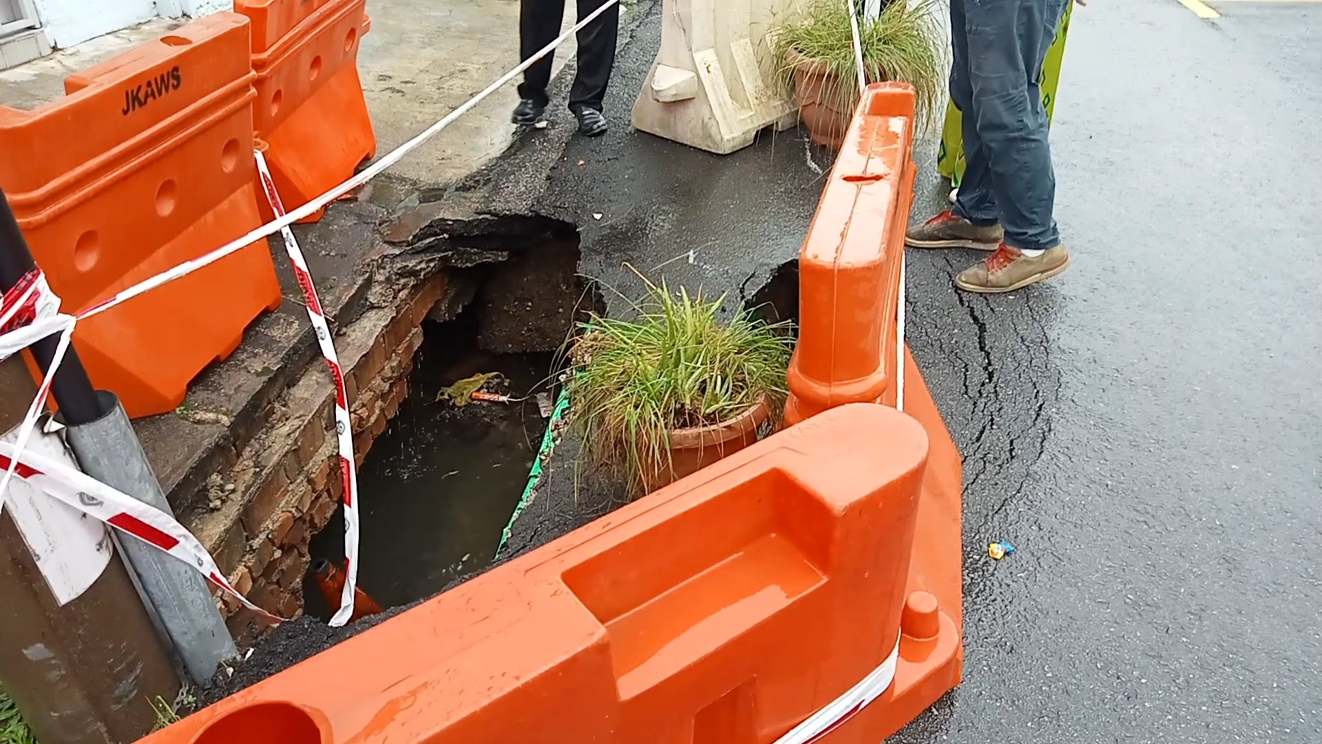 半山芭砂拉越路 路洞扩大后巷变窄
