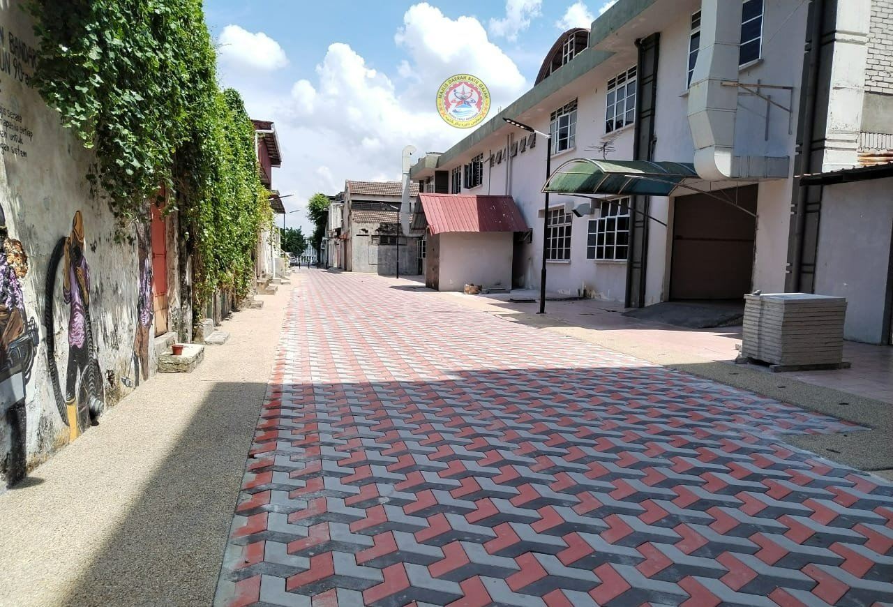 华都牙也大路社区广场周边路段地砖重铺工程竣工