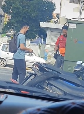 华青衣著不符被拒入考场 巫裔男仗义当场脱衣相助