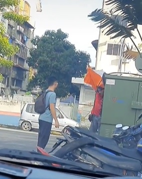 华青衣著不符被拒入考场 巫裔男仗义当场脱衣相助