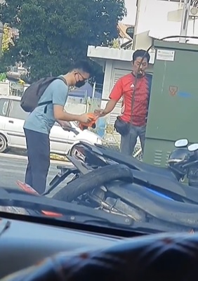 华青衣著不符被拒入考场 巫裔男仗义当场脱衣相助