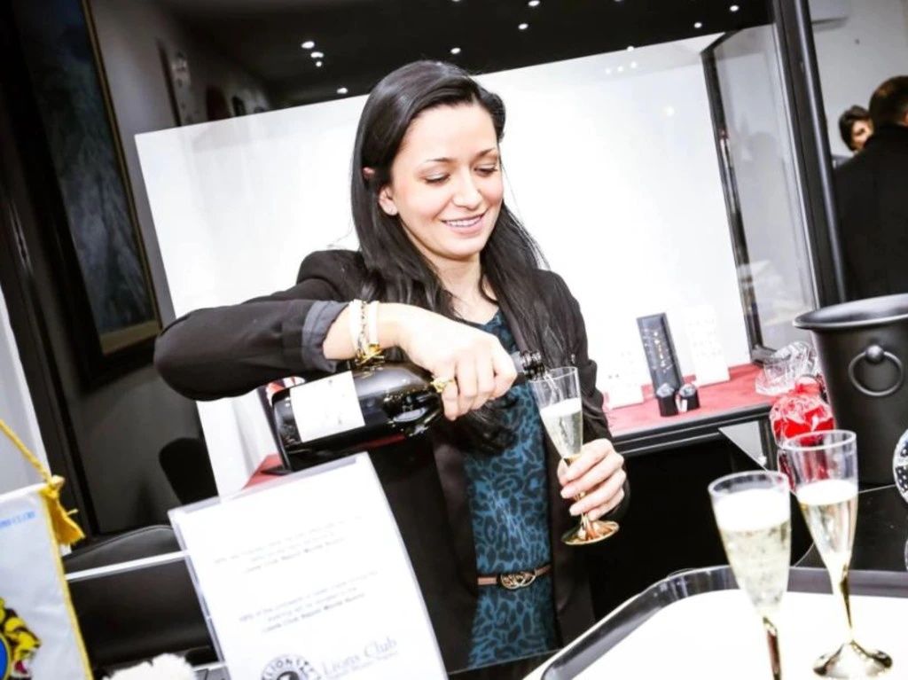 卧底10年迷倒北约官员 长发名媛竟是俄国间谍