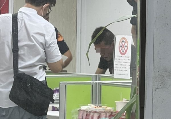 口角后刺死室友 嫌犯吓得讲不出话