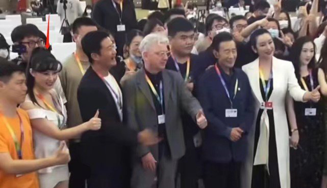 合照被女士主动挽手  吴京火速甩开网赞爆