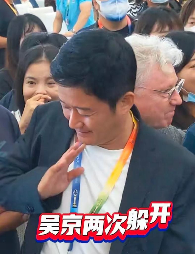 合照被女士主动挽手  吴京火速甩开网赞爆