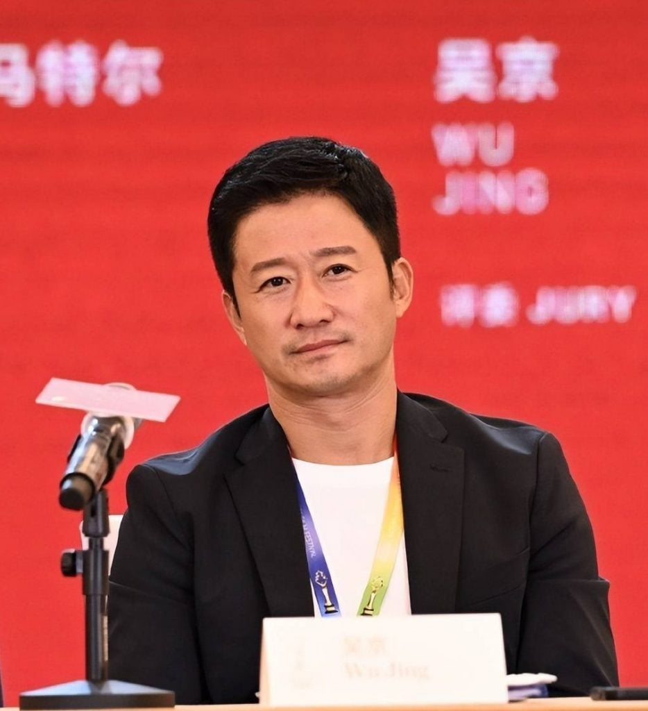 合照被女士主动挽手 吴京火速甩开网赞爆