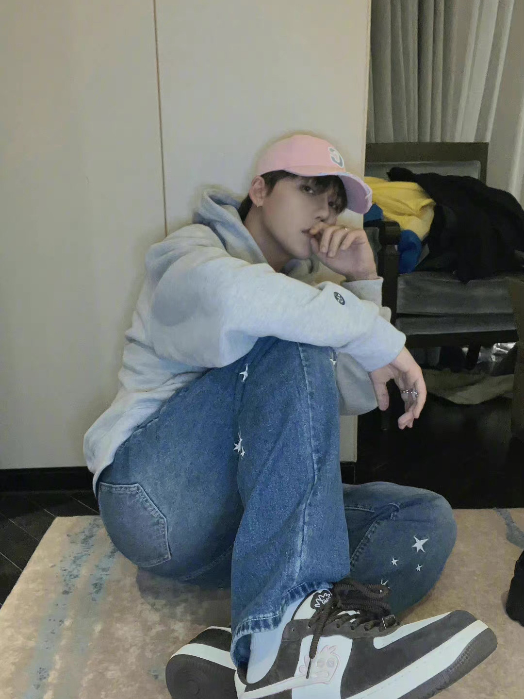 同框山寨男团被骂低级 杨迪道歉：下不为例