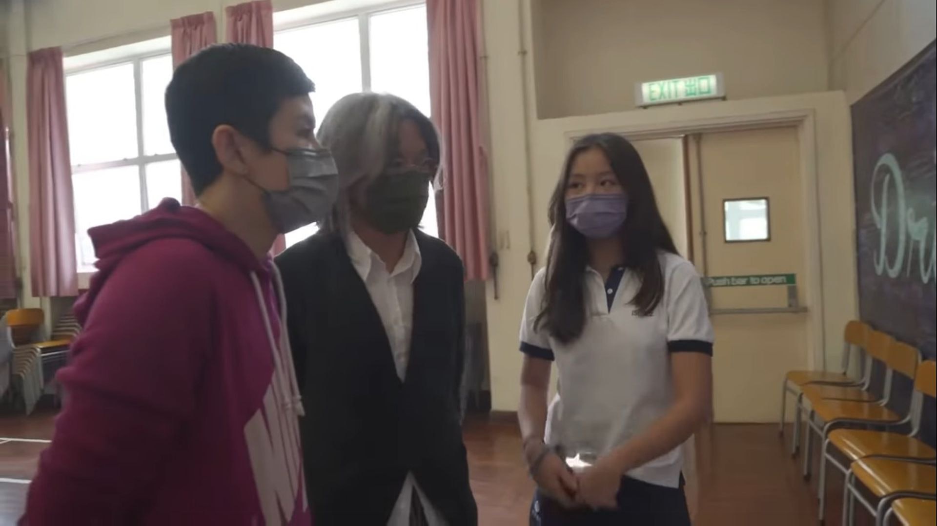 吴君如一家三口谢票 16岁女儿身高快超越妈妈