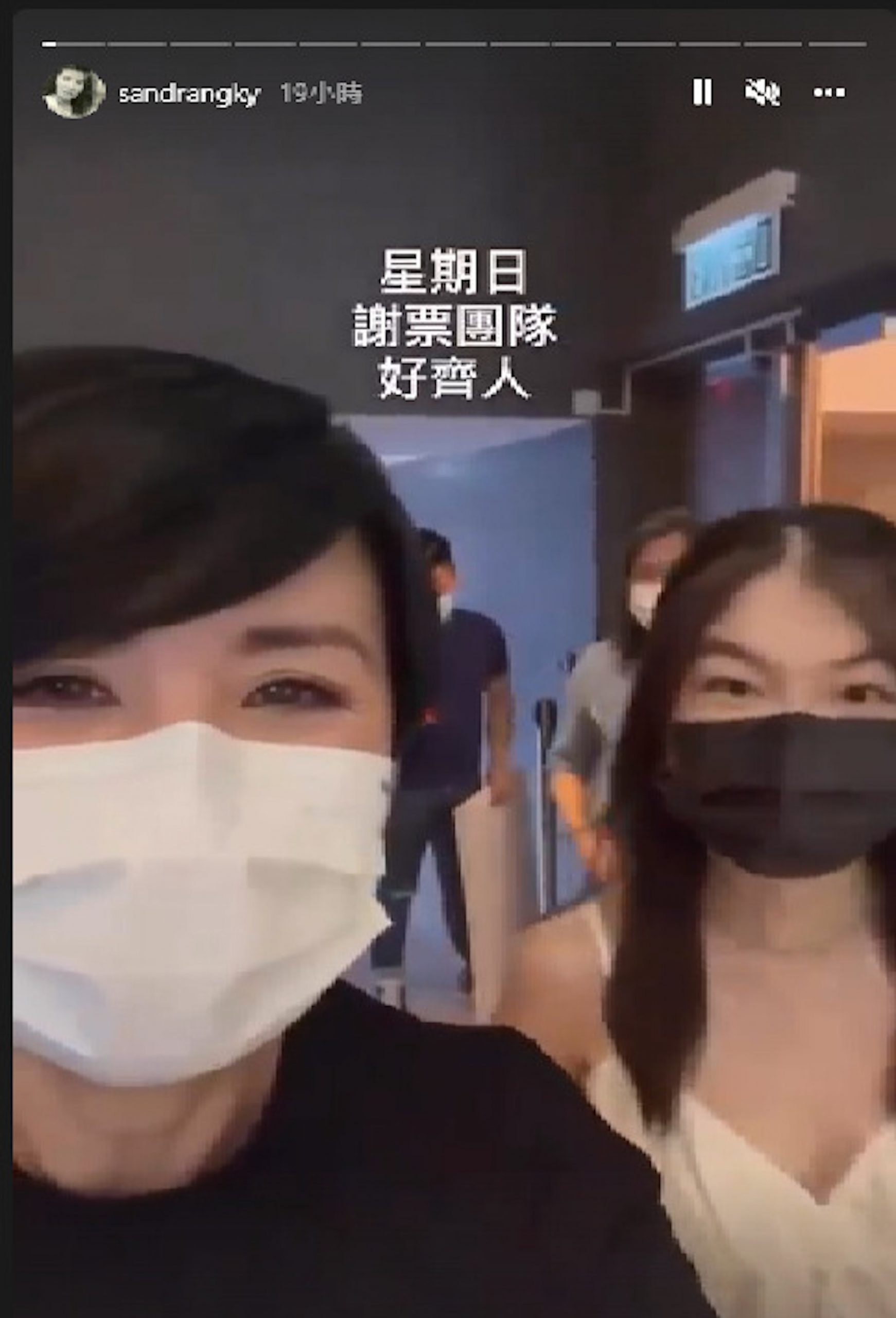 吴君如一家三口谢票 16岁女儿身高快超越妈妈