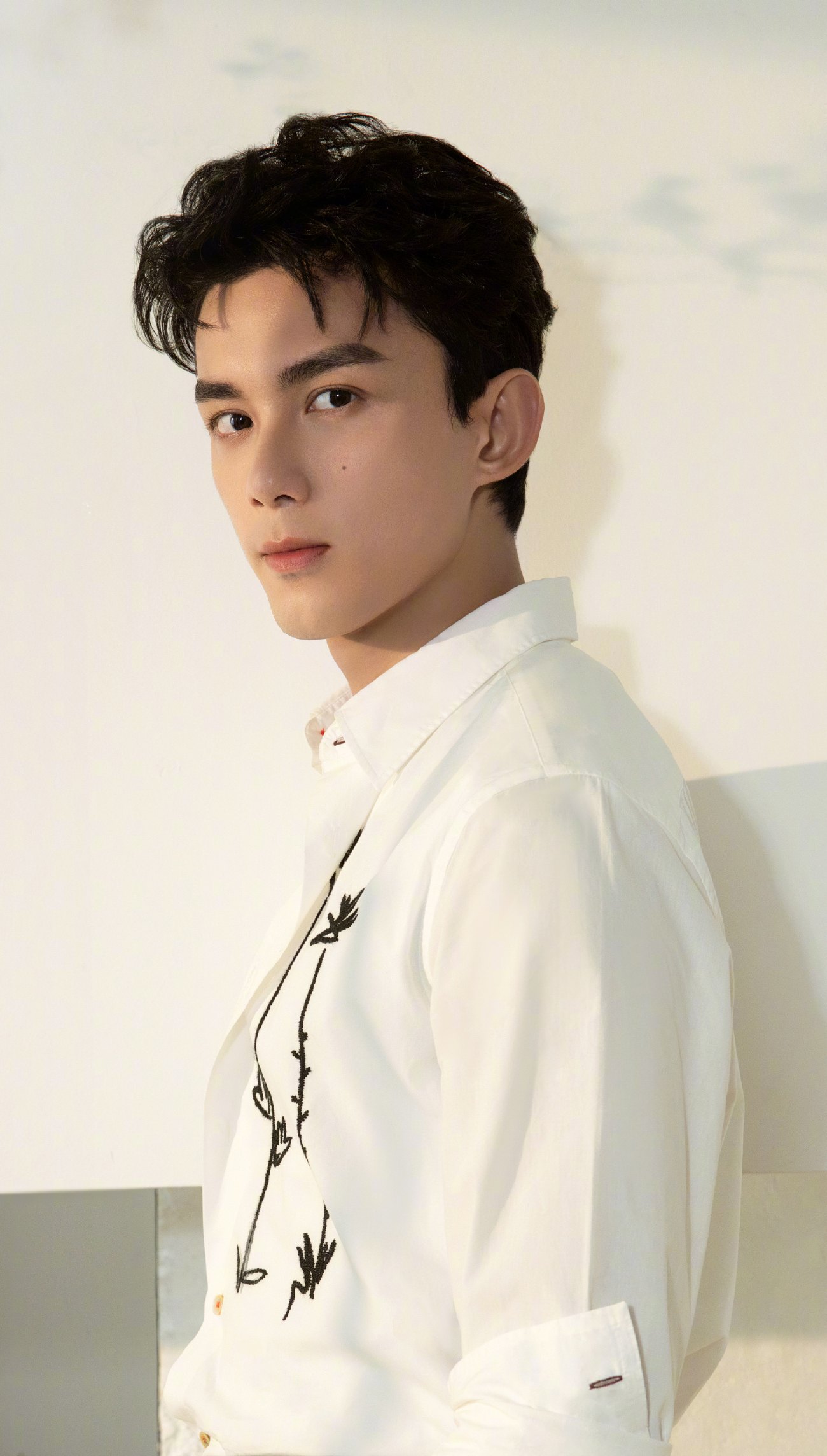 吴磊爆秘恋20岁女星  直播外泄手机画面