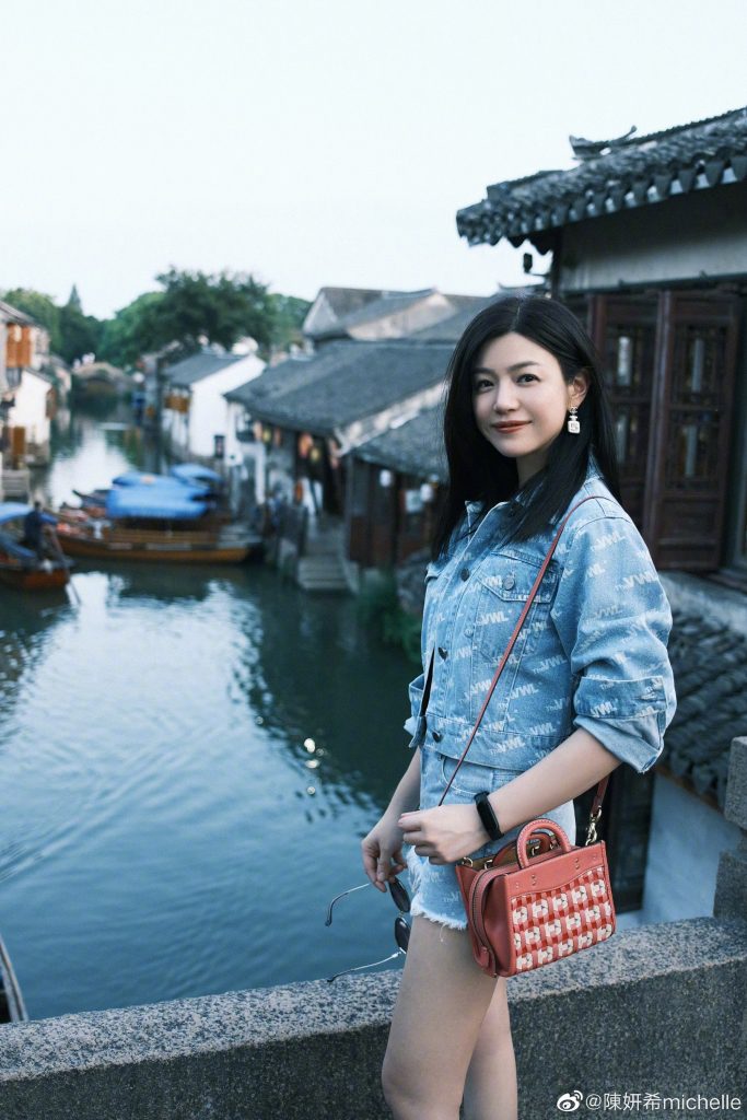 和宋茜拍戏被野生捕获 陈妍希包子脸重现