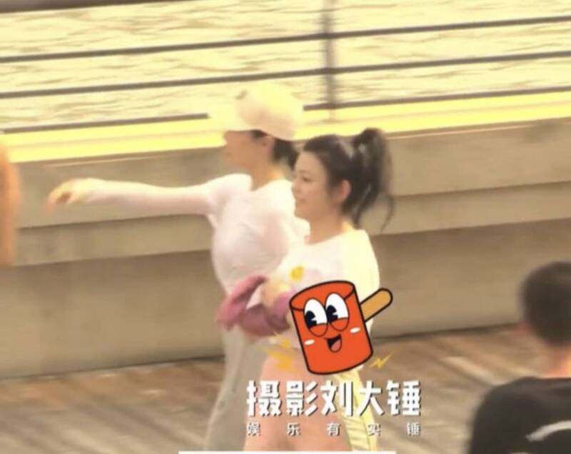 和宋茜拍戏被野生捕获 陈妍希包子脸重现