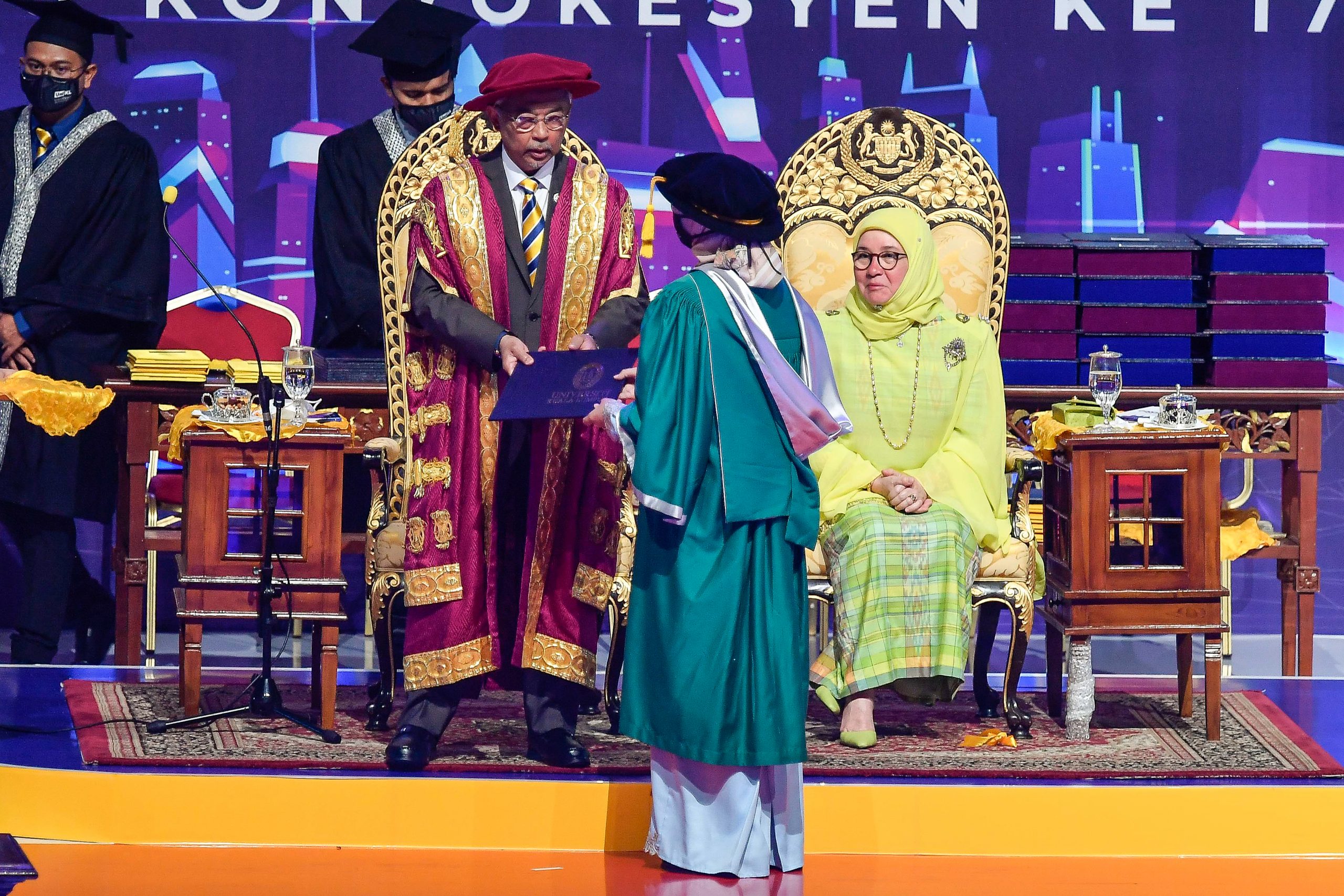 国家元首呼吁毕业生铭记和感恩国家独立历史