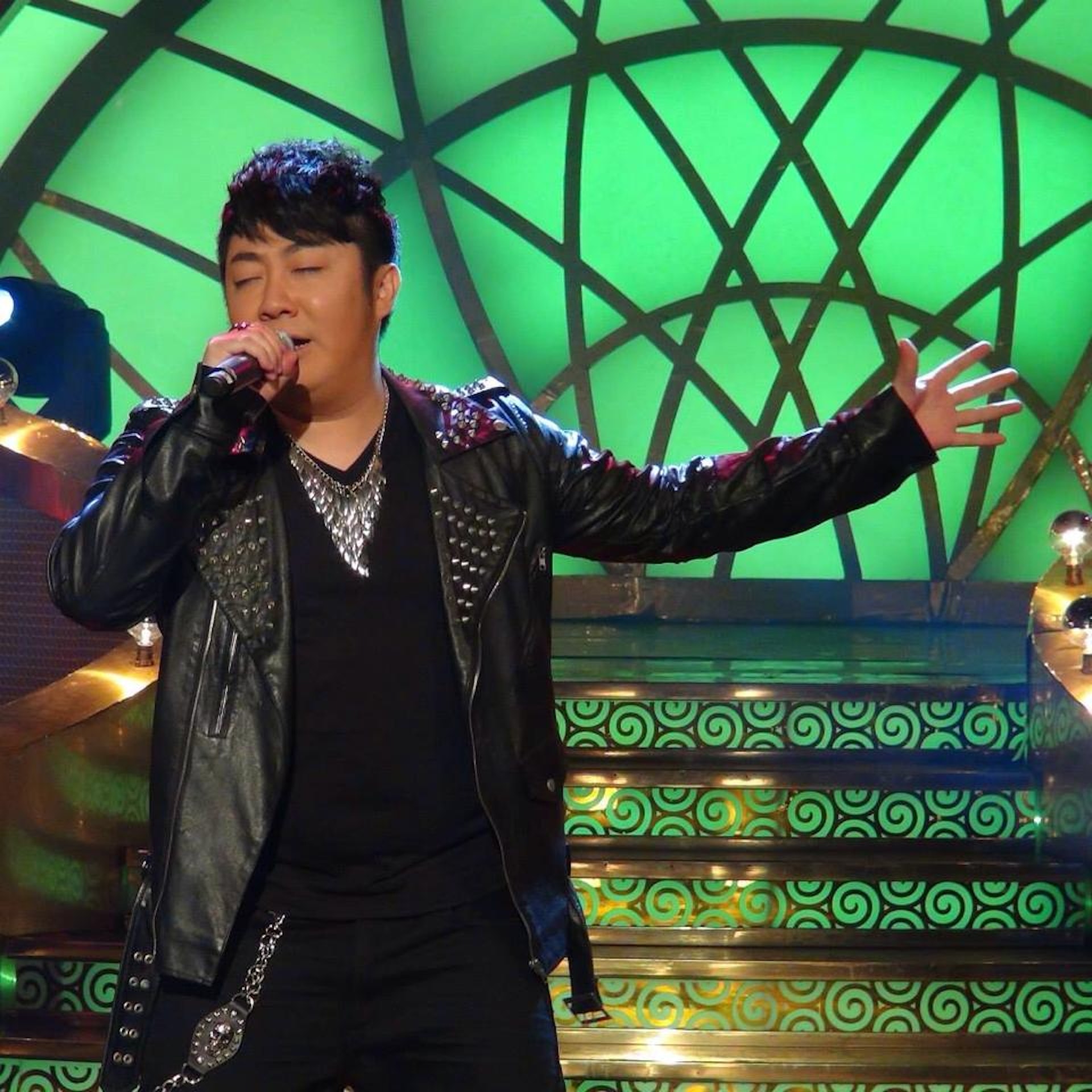 坠楼身亡|预告9月携王瞳返乡探亲 艾成喜喊拍婚纱照宴客