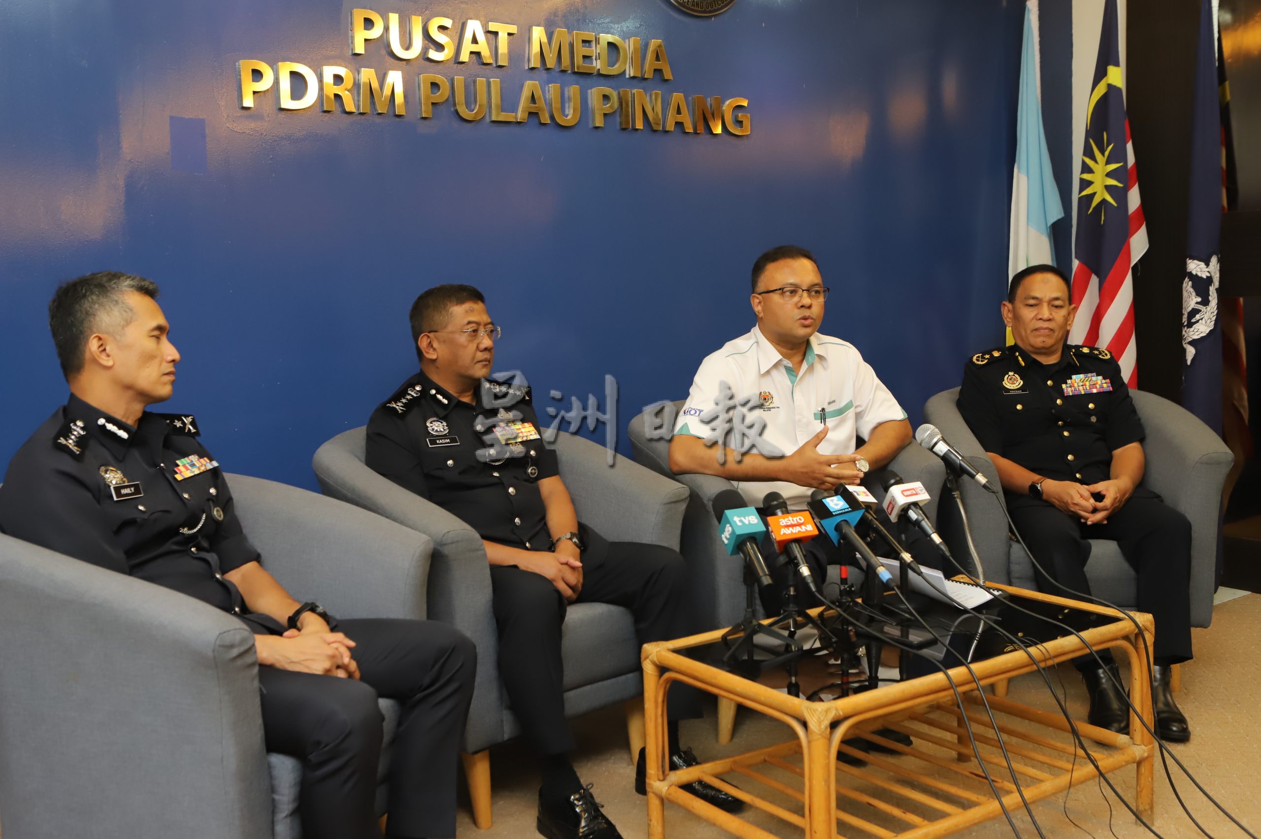 夜报封面//交通部将修改法令加重刑罚呈国会,对付飙车族观众父母车行