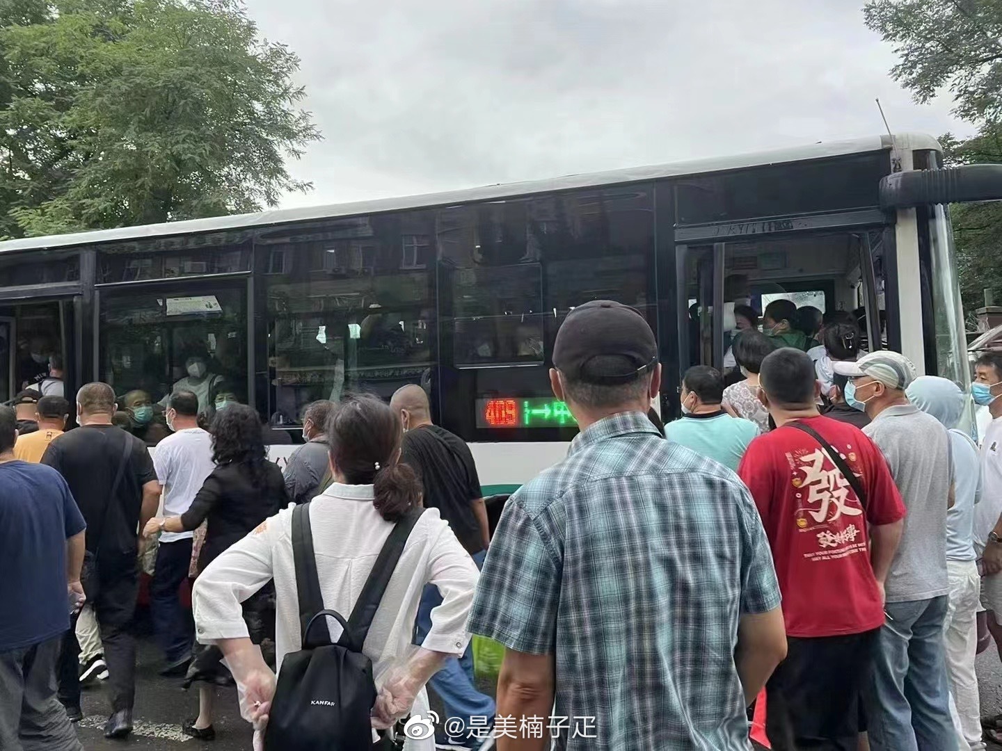 大连巴士地铁减班以减少民众流动聚集 车厢如挤沙丁鱼