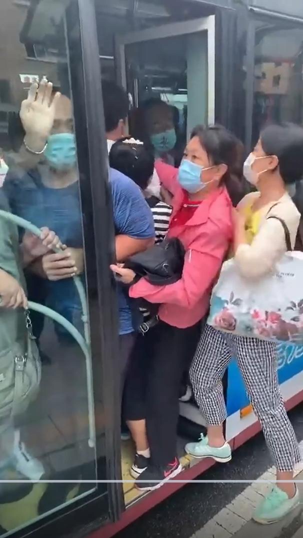 大连巴士地铁减班以减少民众流动聚集 车厢如挤沙丁鱼