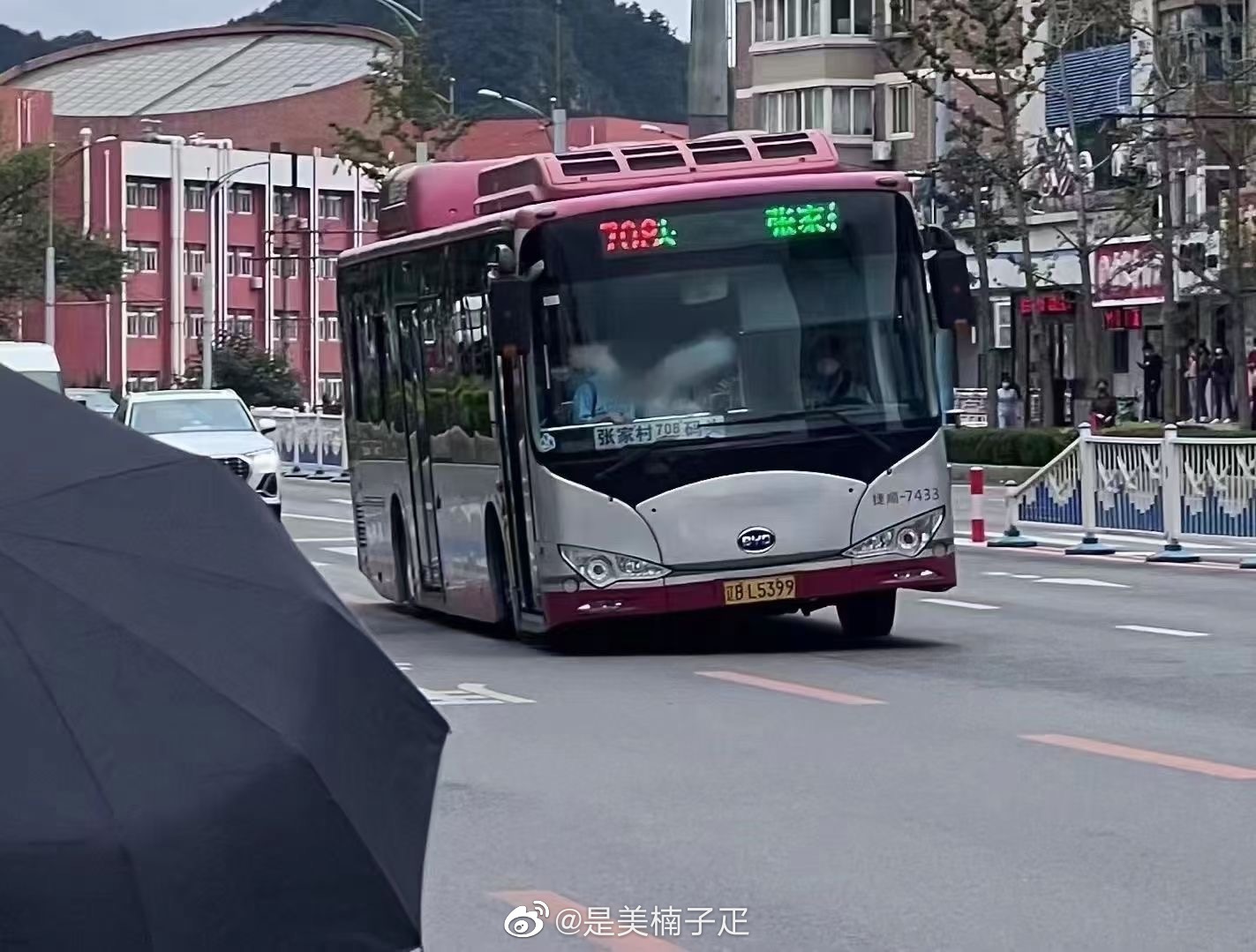 大连巴士地铁减班以减少民众流动聚集 车厢如挤沙丁鱼