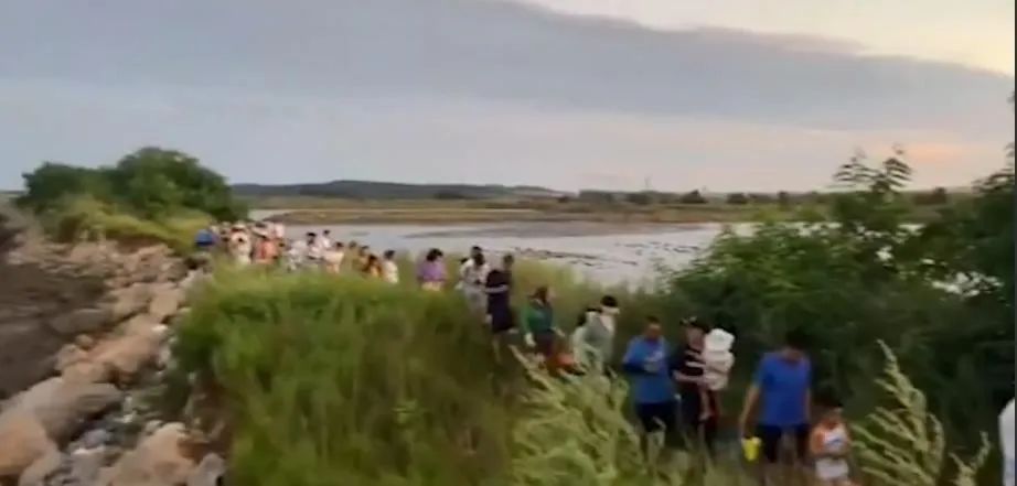 大连网红赶海地浮桥断裂 600游客被困 无人伤 