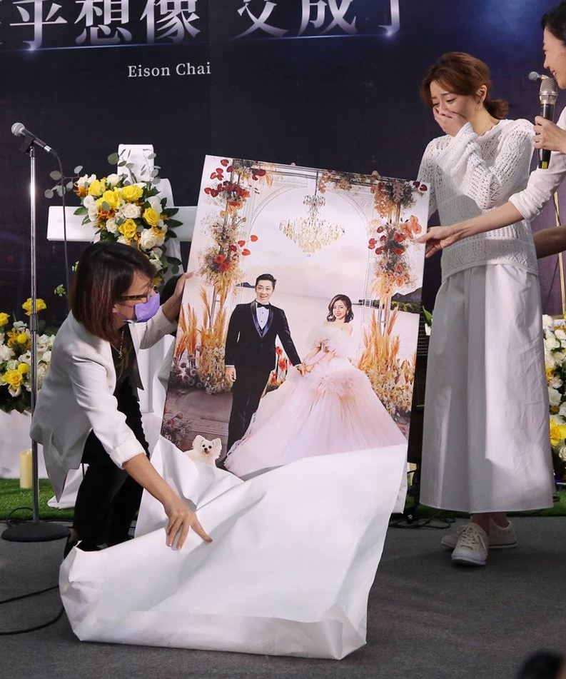 大马插画家画婚纱照完心愿 王瞳看到瘫软大哭