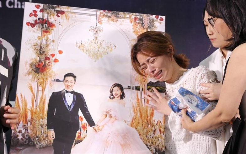 大马插画家画婚纱照完心愿 王瞳看到瘫软大哭