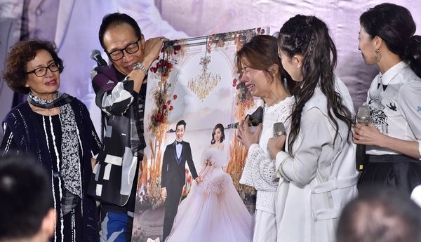 大马插画家画婚纱照完心愿 王瞳看到瘫软大哭