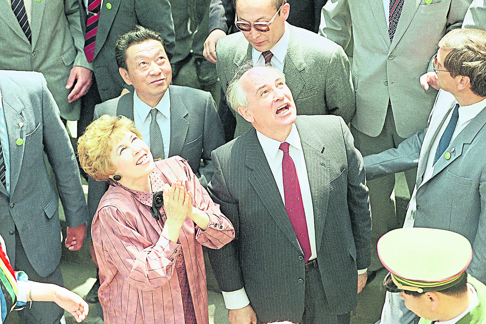 天下事  将安葬紧邻墓地  与妻鹣鲽情深