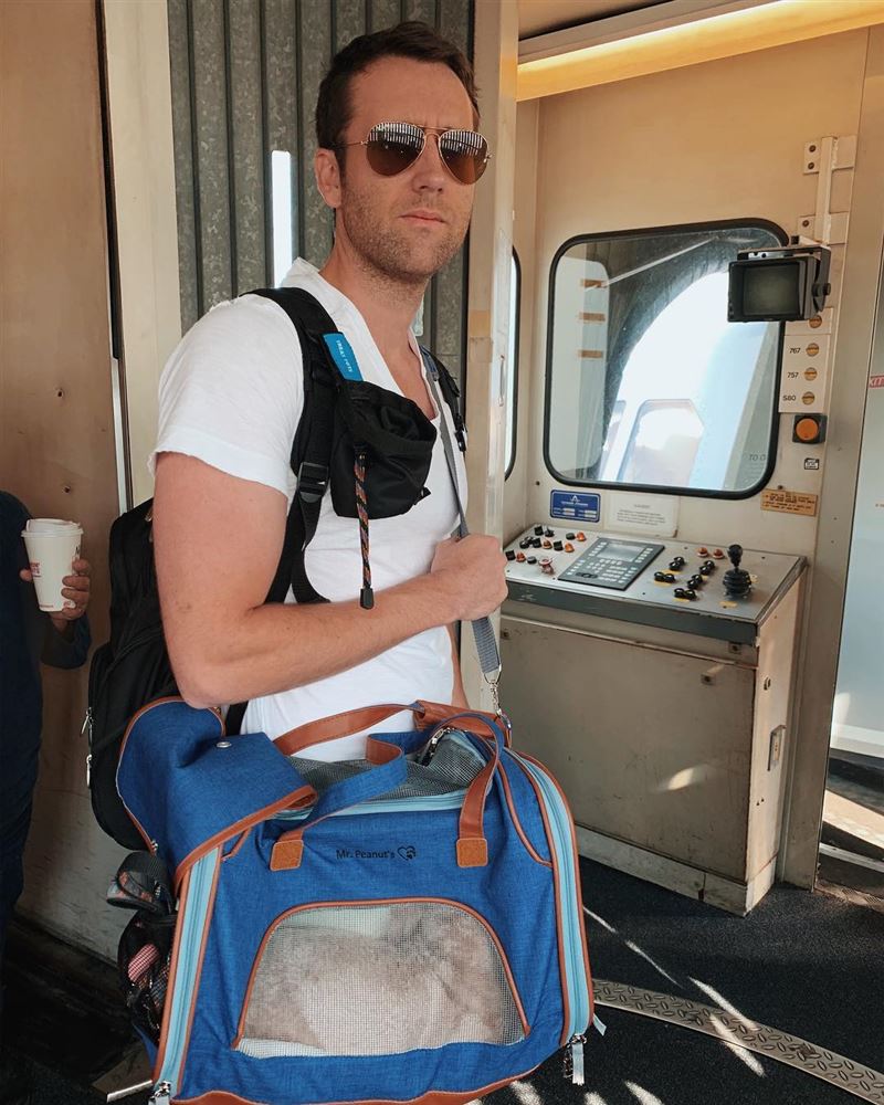 头等舱机票被撕烂逼搭经济舱 马修怒呛航空公司荒谬