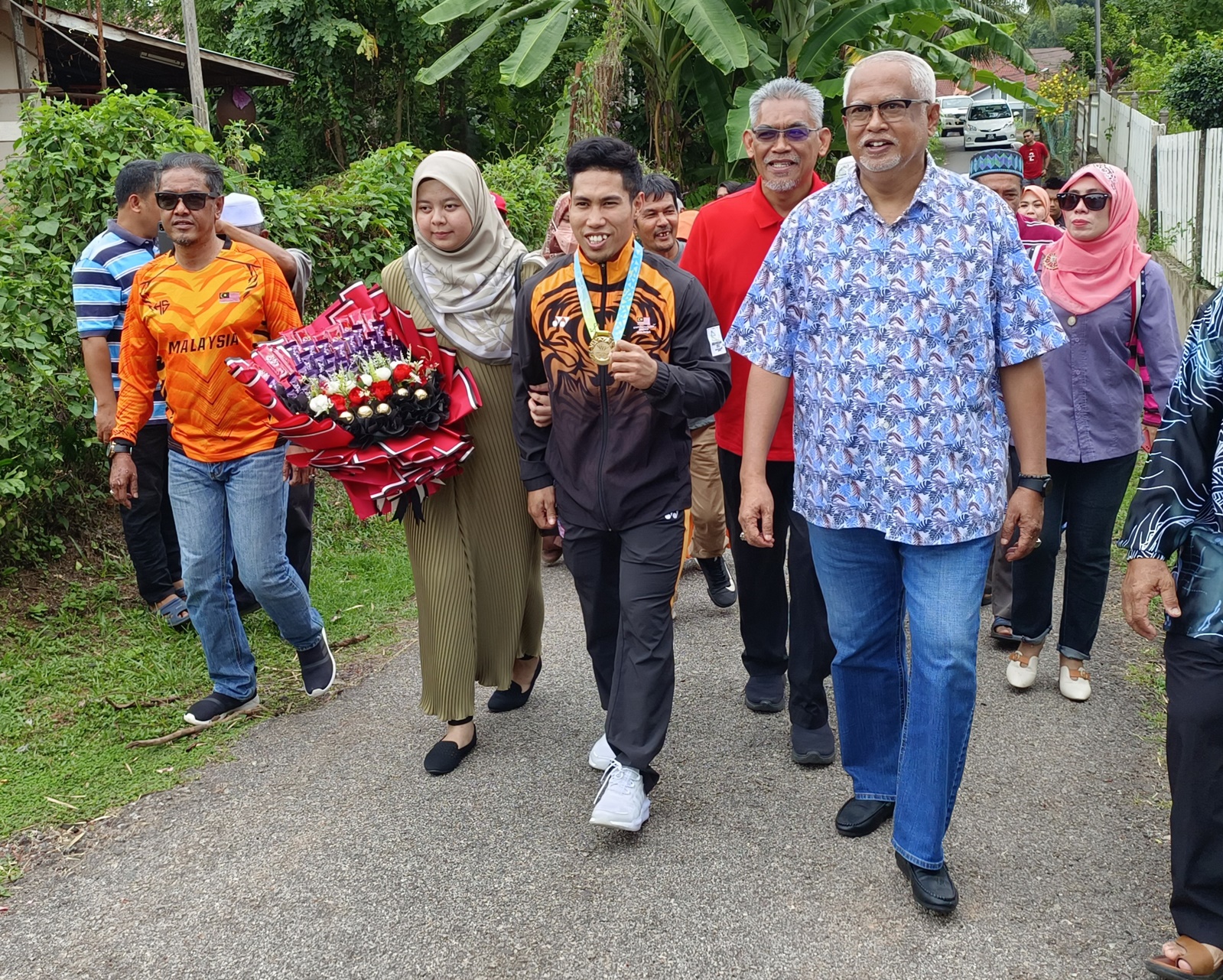 夺共运2连冠凯旋返乡  阿兹尼盼巴黎奥运再争誉