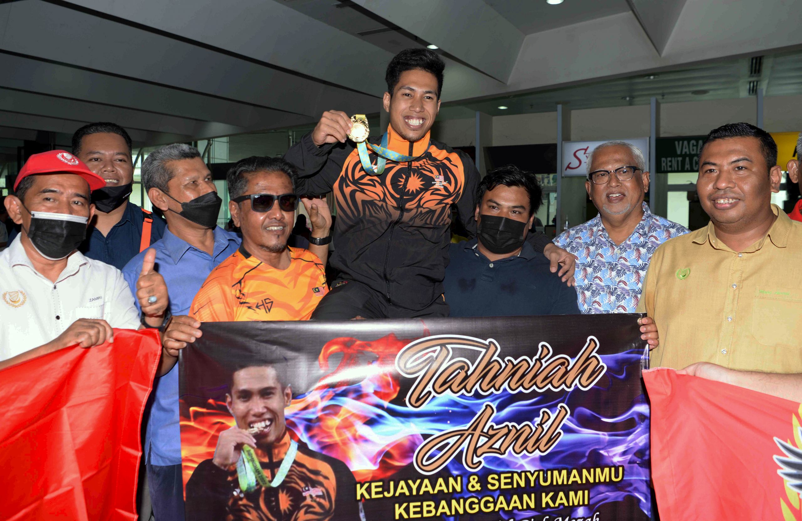 夺共运2连冠凯旋返乡  阿兹尼盼巴黎奥运再争誉