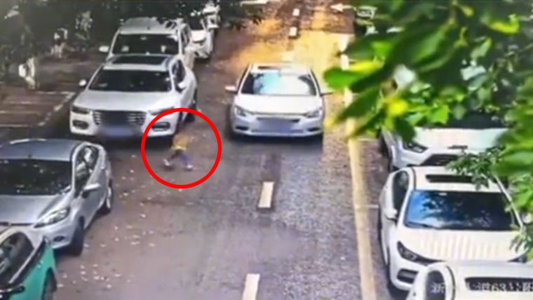 妈妈带小姊妹“放生式过马路” 3岁女急追被撞卷车底