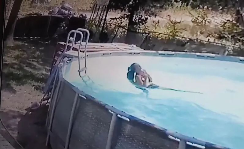 妈妈病发险溺死 全赖10岁男童救母2