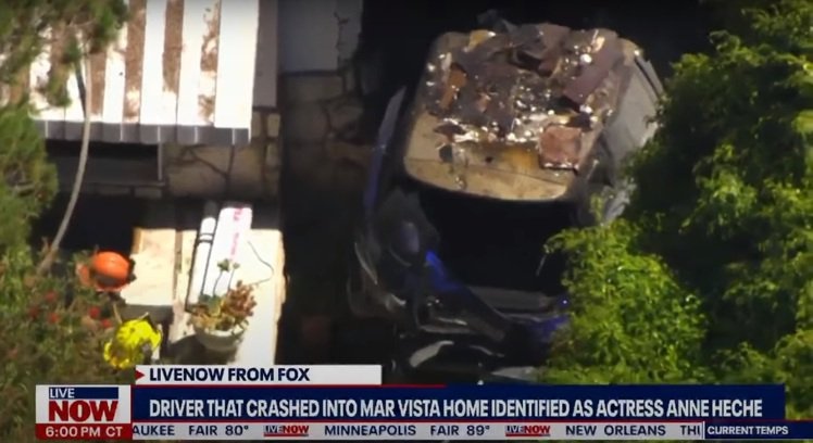 安妮希治自驾撞民宅火烧车  严重烧伤命危