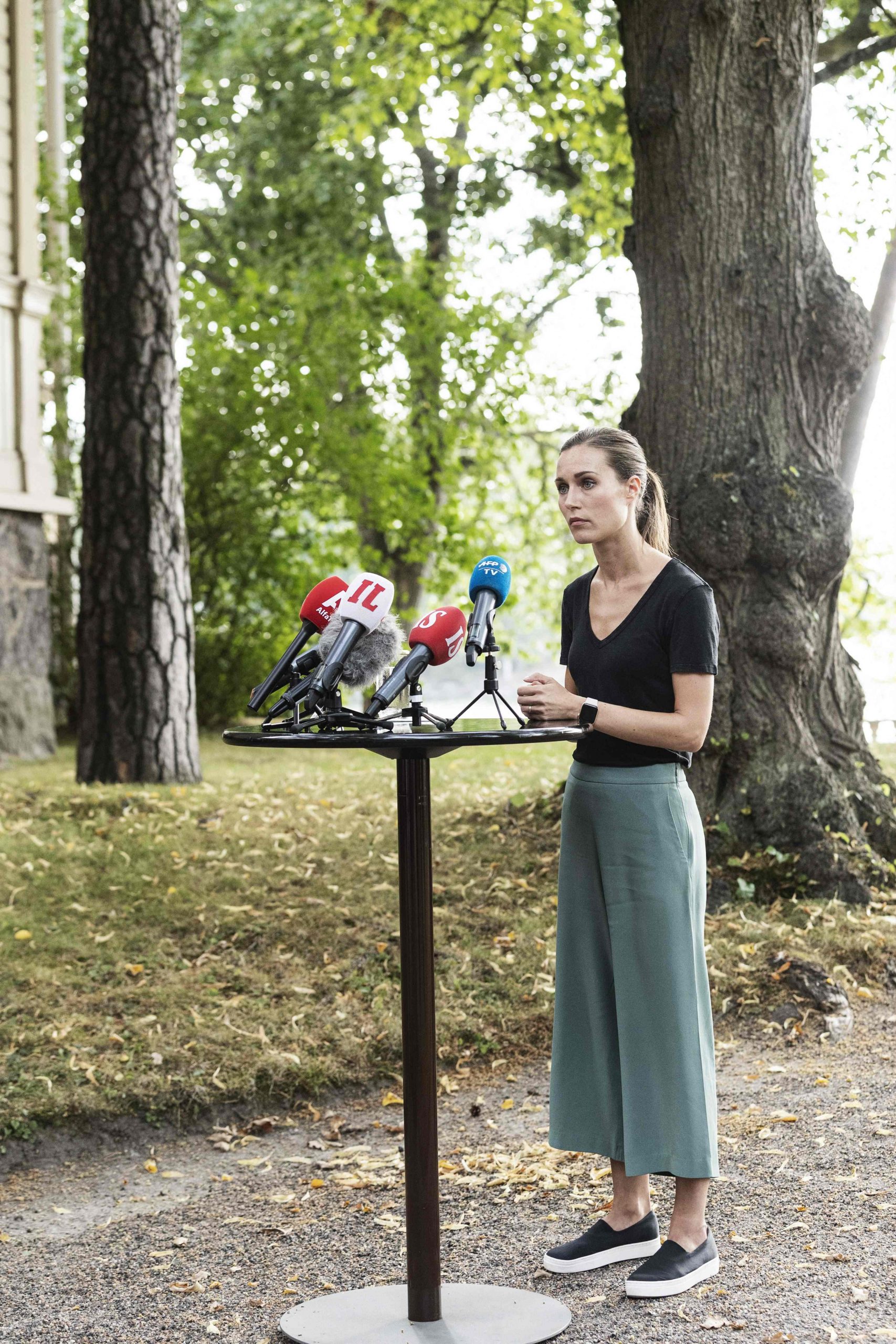 官邸两半裸女接吻争议相片传出 芬兰女总理道歉