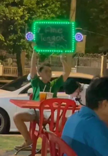 客人太多不被看到 男子奇招引服务员关注