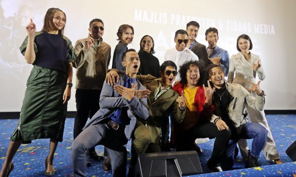 导演喊拍系列竟遭“抗议” 阿哲太帅被设计成独眼龙