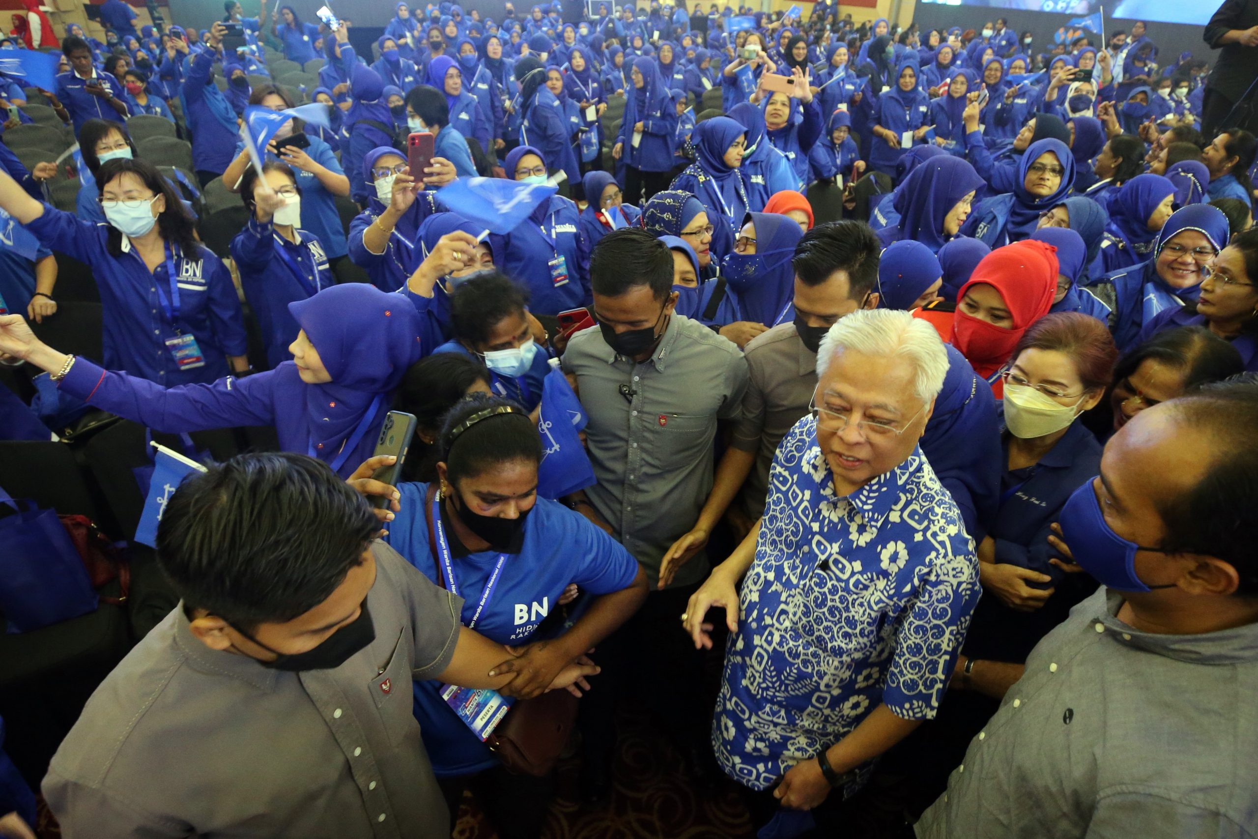 封面主文∕国阵妇女组大会/依斯迈沙比利：只有确保国阵获胜才解散国会