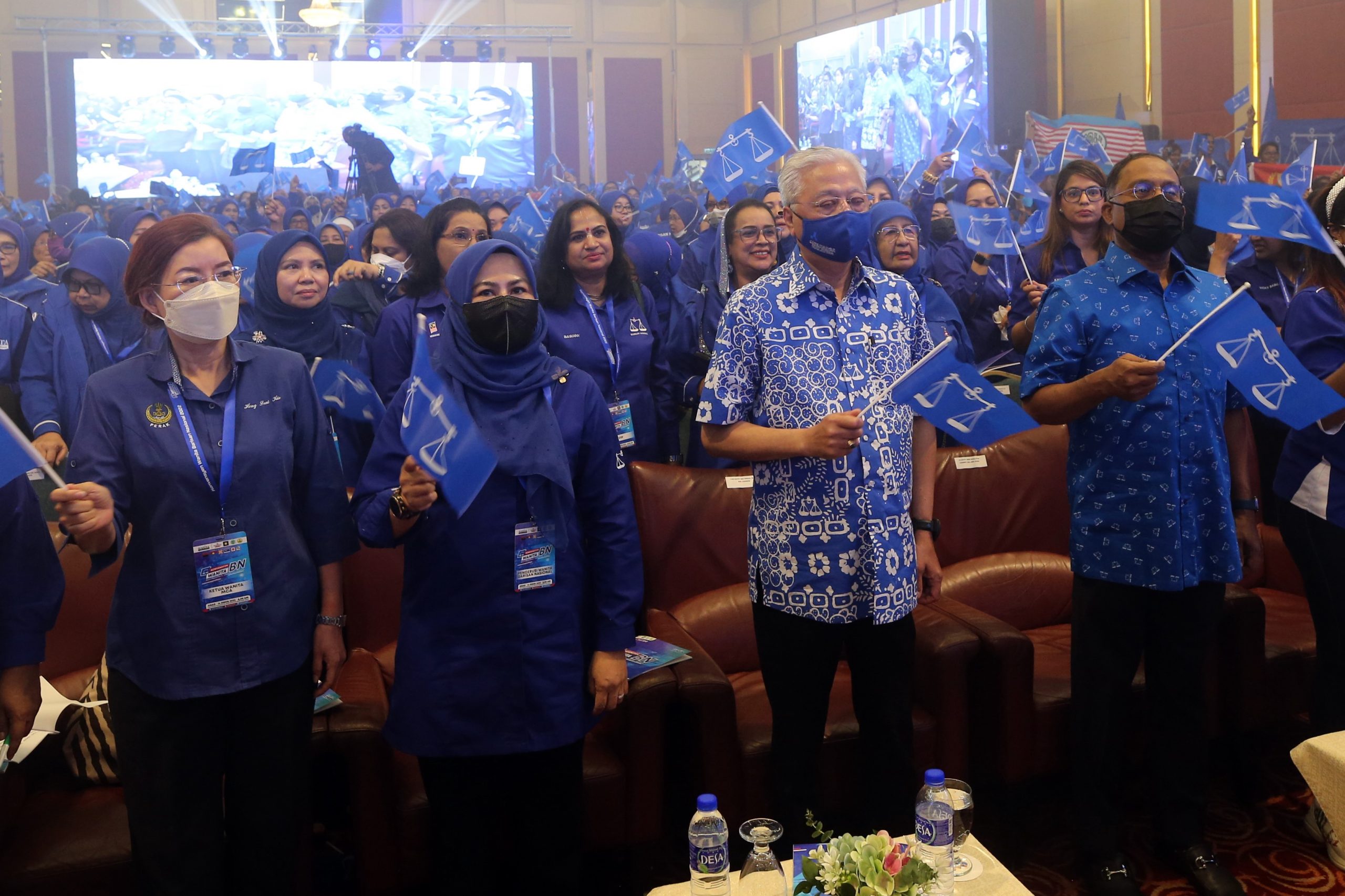 封面主文∕国阵妇女组大会/依斯迈沙比利：只有确保国阵获胜才解散国会