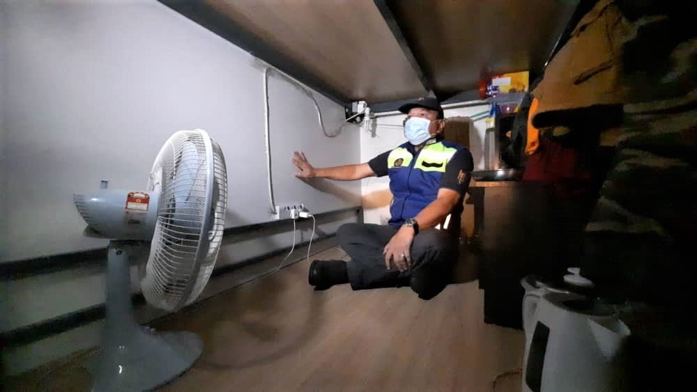 煮食睡觉同空间解决，鸽子笼工人宿舍藏隐患