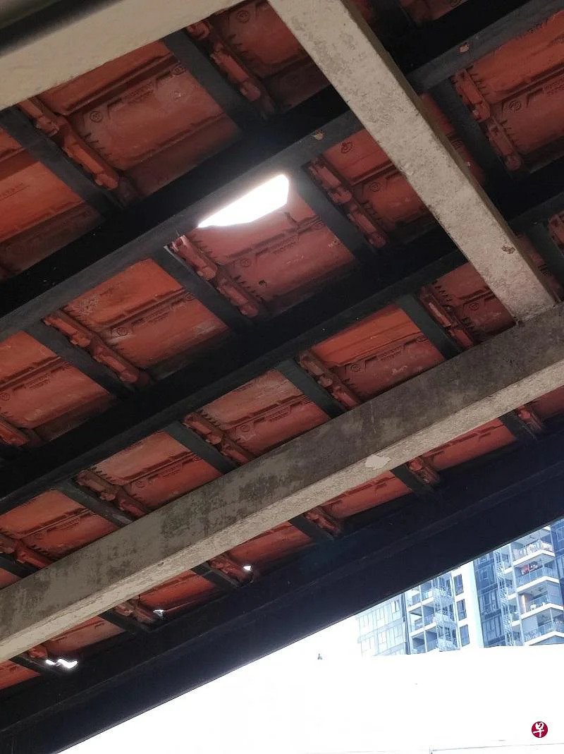 **已签发**柔：狮城二三事：神秘恶高楼抛玻璃瓶砸穿走道顶盖，居民步步惊心